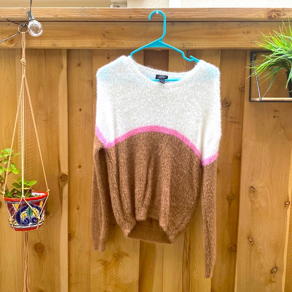 Extremely soft sweater, will definitely keep you warm. Crew neck, medium.